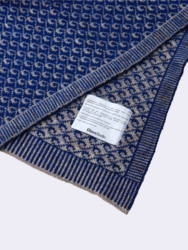 Circular Blanket with Jacquard Pattern